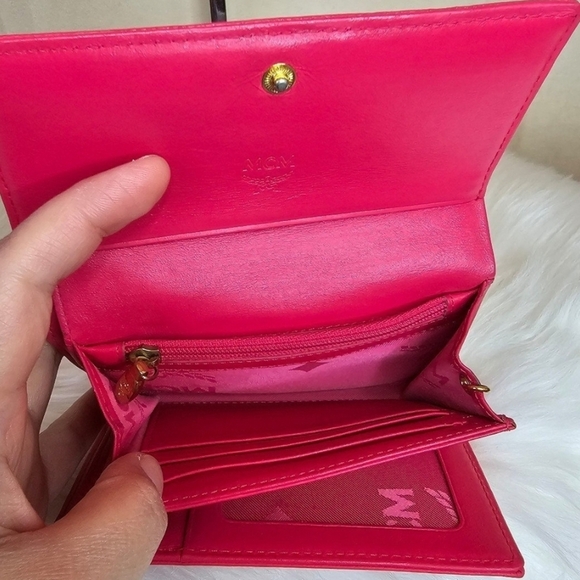 🔹️ MCM🔹️ Pink Leather  Trifold Wallet With Charms ✨️🎀 - Picture 8 of 9